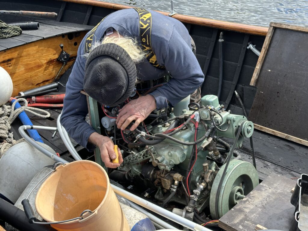 Lasse över motorn, justerande i stilla ro – som om tiden inte fanns. Foto: Martin Prieto Beaulieu