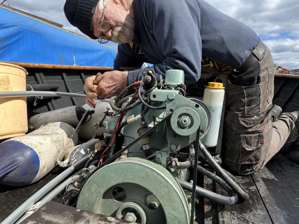 För Lasse är motorljudet inte bara teknik – det är en del av båtupplevelsen och vår gemensamma historia. Foto: Martin Prieto Beaulieu