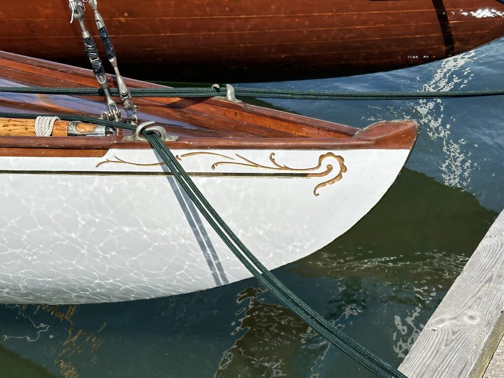 Skillnaden ligger i detaljerna. Skärgårskryssaren SK 55 S24 Rio “snobbrand” med ornament. Dessa detaljer har ofta ett kurbitsliknande utseende och som Plymexperten Bobby Cyrus kallar ”Plymsnirklor”. De flesta båtbyggare av rang hade egna “snirklor”. Foto: Martin Prieto Beaulieu.