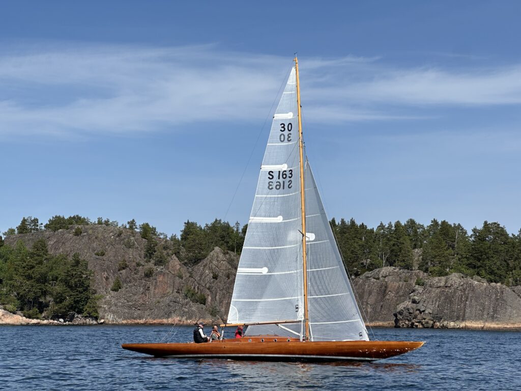 SK 30 S163, Pani. Konstruktör: Erik Nilsson, byggd 1937 på Palmgrens båtvarv i Söderköping. Pani är den enda av Erik Nilssons 30:a som finns kvar i Sverige. Vårdas och seglas av Jan-Erik och Max Nystedt sedan 30 år. Foto: Martin Prieto Beaulieu