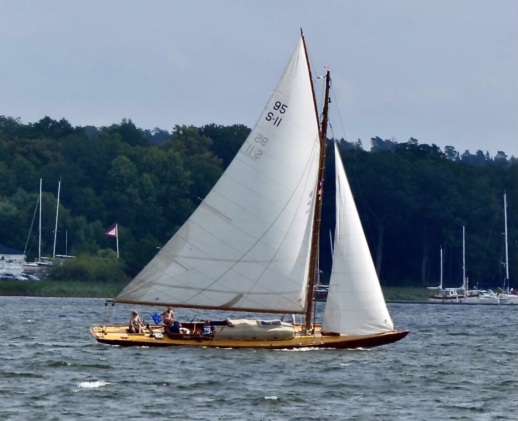 SK 95 S11 Irmelin, beställdes av ingenjör Peter Samuel Graham. Hon ritades av Albert Anderson och byggdes av August Plym på Stockholms Båtbyggeri i Neglinge, Saltsjöbaden 1913. Ägs sedan 2001 av Bobby Cyrus och Tuss Orling. Foto: Åke Cyrus
