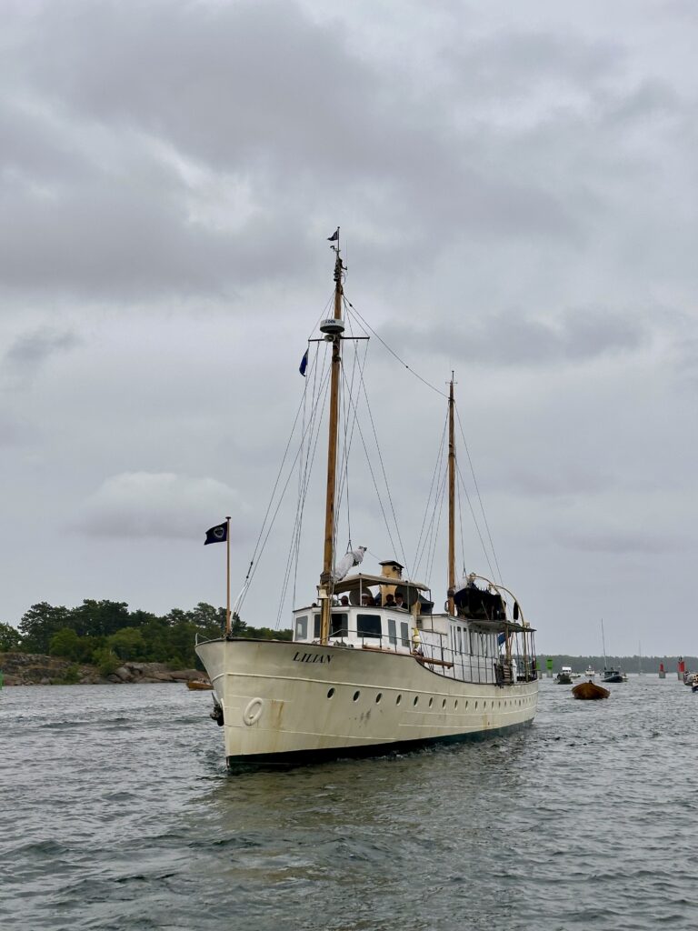 M/Y Lilian, konstruerad av Carl Gustaf Pettersson, byggdes 1916 på Södra varvet i Stockholm. Här i Västervik i samband med överlämningen till Motor Yacht Society. Foto: Martin Prieto Beaulieu.