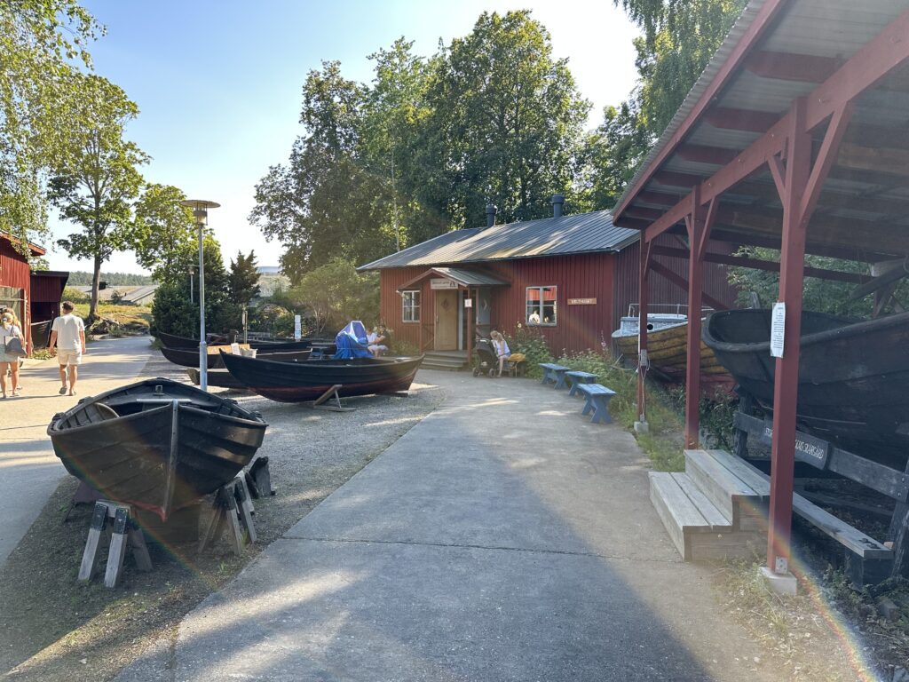 Allmogebåtarnas museum ligger i ett före detta kruthus vid den östra viken på Stora Fjäderholmen. I byggnaden finns även en liten butik. Foto: Martin Prieto Beaulieu