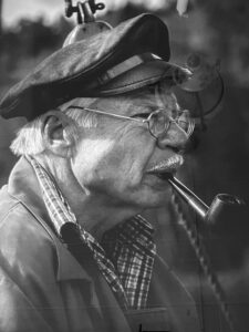 Lars Lind bär på ett stycke av vårt flytande kulturarv – inte som romantik, utan som minne i händerna, kroppen och språket. Han är en av de sista skutskepparna som levde det liv som idag är historia. Det vi idag kallar kulturarv var för honom bara vardag. Och det är kanske just det som gör hans berättelse så viktig att bevara. Foto: Lars Linds samling