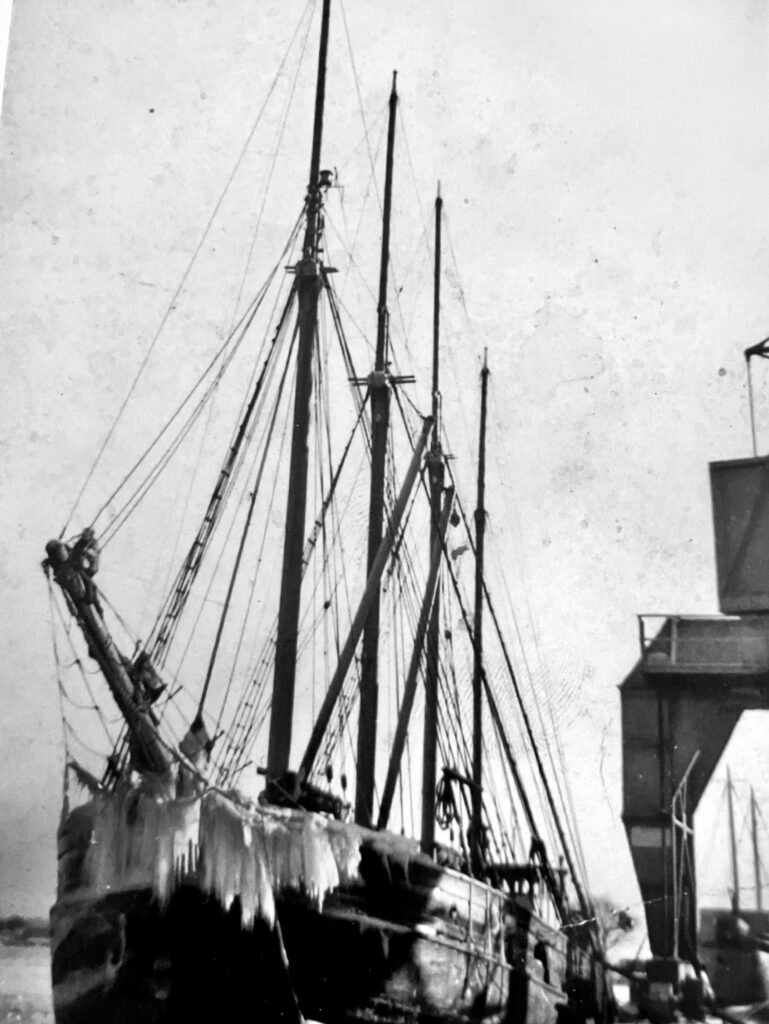 Efter muck ringde Lars runt till rederier med skutor. En Johannesson i Karlskrona – “lite pamp där” – erbjöd jobb på Elna från Karlskrona. Hon var Europas sista fyrmastare i fraktfart, byggd 1918 i Danmark, med hjälpmotor och ett imponerande bogspröt. Hon lastade 450 ton. Foto: Lars Lind