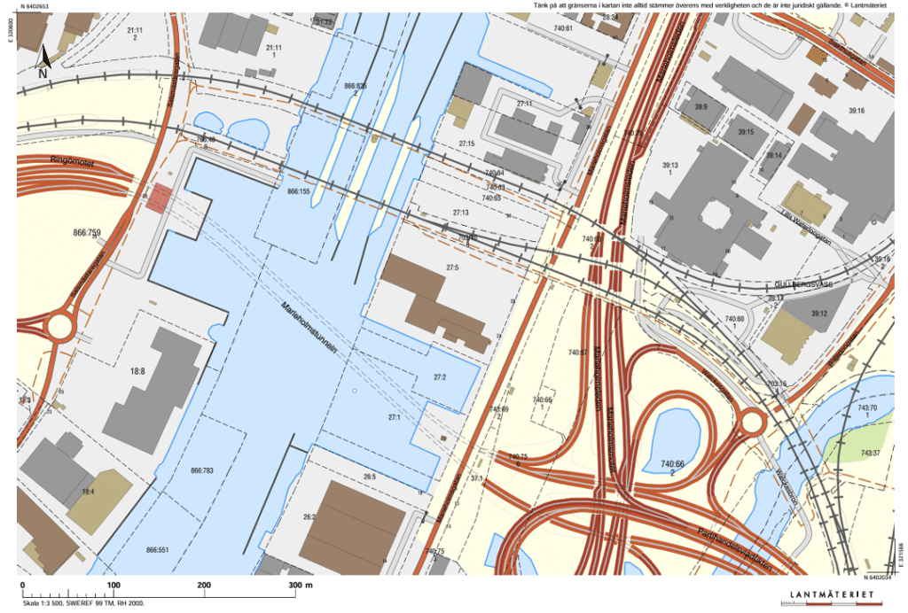 Fastigheten Göteborg Gamlestaden 27:5 består av 3 byggnader, en lagerlokal, en verkstadslokal och kontorslokaler. Till detta tillkommer ett antal yttre ytor som kan användas för arbete, uppställning och parkering. Foto: Marieholm Träbåtsvarv