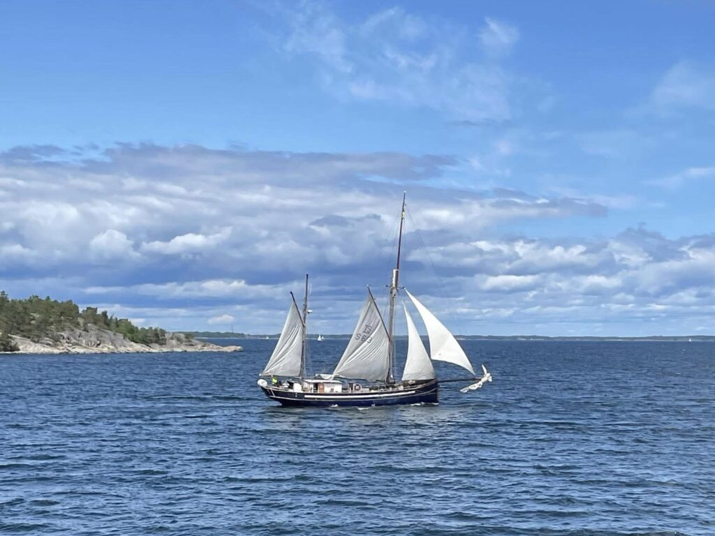 Ketchen Ariel, byggd 1917 i Molde, Norge, gör comeback i Saltkråkan Race. Ett 20-tal ungdomar har väckt det över hundra år gamla fartyget till liv igen. Foto: S/V Ariel