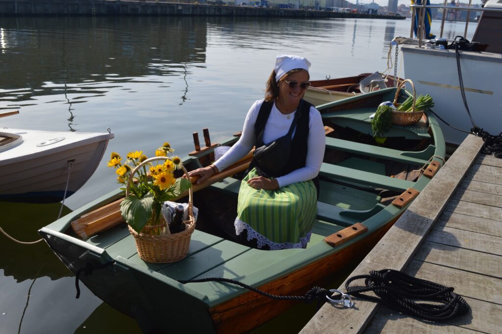 Karin Eriksson i båten Tant Grön hade tagit temat på största allvar – med en korg fylld av grönsaker rodde hon mot Grönsakstorget. Foto: Jessica Andersson