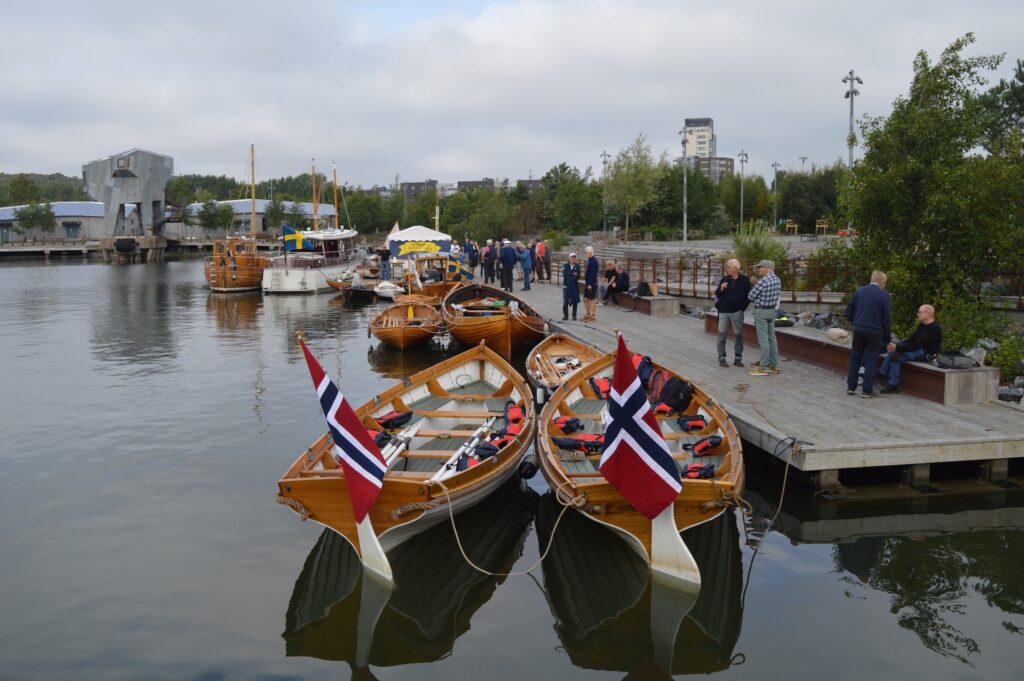 Bland deltagarna fanns en Nordlandsbåt från 1930-talet, byggd i Bindal i Norge. Roddaren Jonas Vidås passade på att testa två olika par åror under dagens rodd. Foto: Jessica Andersson