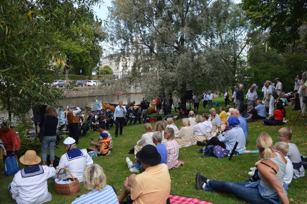 Göteborgsrodden 2025 – en dag fylld av elegans, sjömanskap och kampanda. En festlig och tidstypisk rodd genom Göteborgs hjärta. Foto: Jessica Andersson