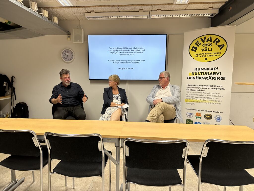 Politikerveckan i Visby juni 2025: Transporthistoriska Nätverkets seminarium ”Det rörliga kulturarvet – hur vi utvecklar bevarandet och brukandet av historiska transportmedel, från veteranflyg och ånglok till båtar, fartyg och klassiska bilar”. I panelen deltog, utöver Mats Berglund (MP), även Thomas Morell (SD), vice ordförande i Trafikutskottet, och Helena Gellerman (L), ledamot i Trafikutskottet. Foto: Martin Prieto Beaulieu
