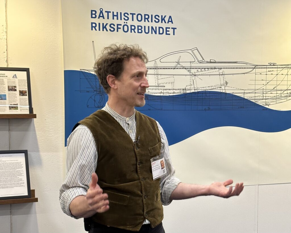 Fredrik Leijonhufvud, styrelseledamot i BHRF – båtbyggare, skeppstimmerman och lärare i båtbyggeri vid Skeppsholmens folkhögskola. Disputerade nyligen vid Göteborgs universitet med avhandlingen I båtbyggarnas kölvatten: Tolkning och rekonstruktion av en historisk hantverkstradition i Stockholms skärgård. Foto: Martin Prieto Beaulieu