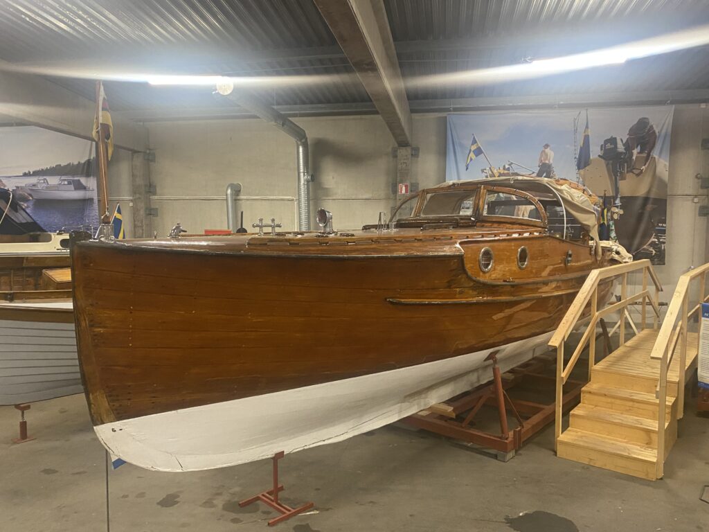 I Sjöhistoriska museets magasin på Rindö finns Wiking X, kanske C.G. Petterssons mest kända båt. År 1925 gjorde han en uppmärksammad resa runt Skandinavien för att marknadsföra Penta-motorn – och samtidigt sig själv som konstruktör. Turen fortsatte till Baltikum och en bit ned längs Atlantkusten. Foto: Martin Prieto Beaulieu