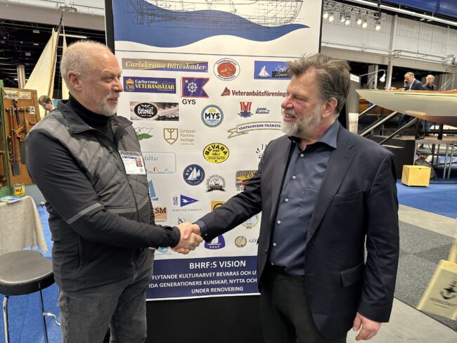 Från vänster Dan Thorell, BHRF:s ordförande, och riksdagens kulturutskotts ordförande Mats Berglund (MP) vid BHRF:s monter på båtmässan Allt för sjön 2025. Foto: Martin Prieto Beaulieu