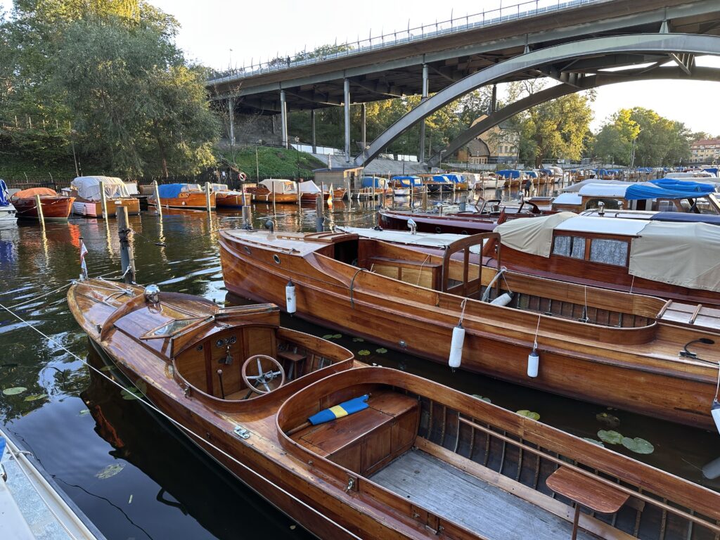 Heleneborgs Båtklubbs (HBK) båtar vid Pålsundet i Stockholm. Närmast syns Fiorella, en av HBK:s tjugotal Petterssonbåtar, konstruerad 1912 av C.G. Pettersson och byggd hos Bröderna Larsson i Kristinehamn – en tidig och vacker representant för den snabbgående fritidsbåten. Foto: Martin Prieto Beaulieu