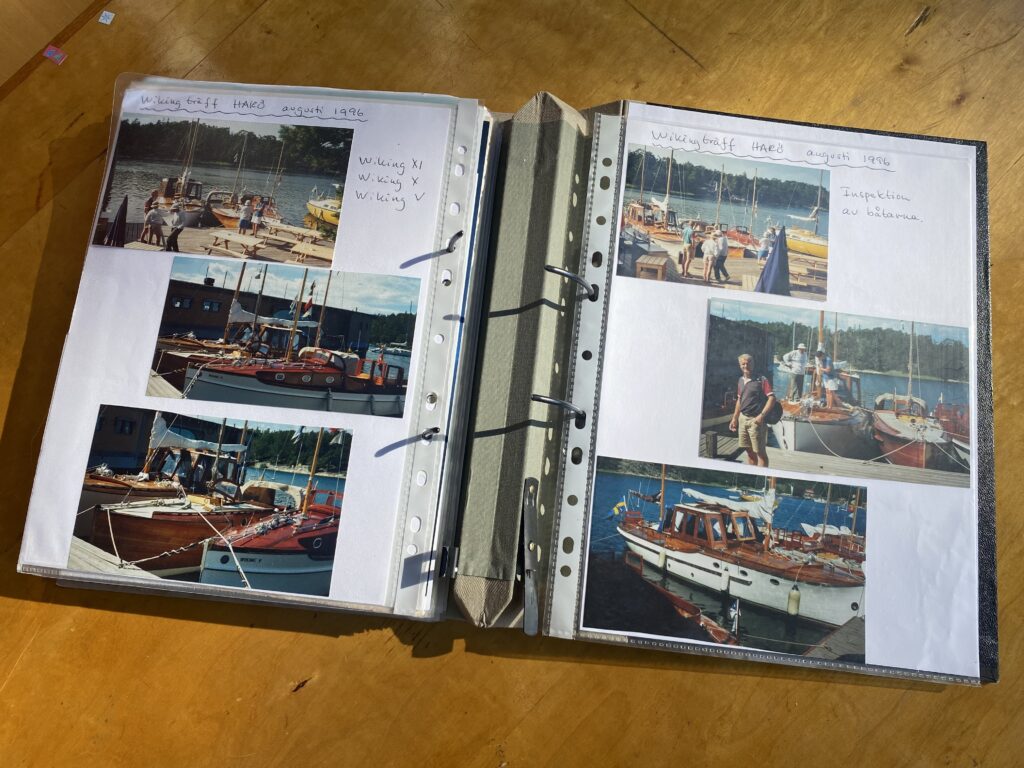 Fotoalbum med bilder från den första Wiking-träffen på Harö i augusti 1996. Med: Wiking XI, Wiking X och Wiking V. Foto: Martin Prieto Beaulieu