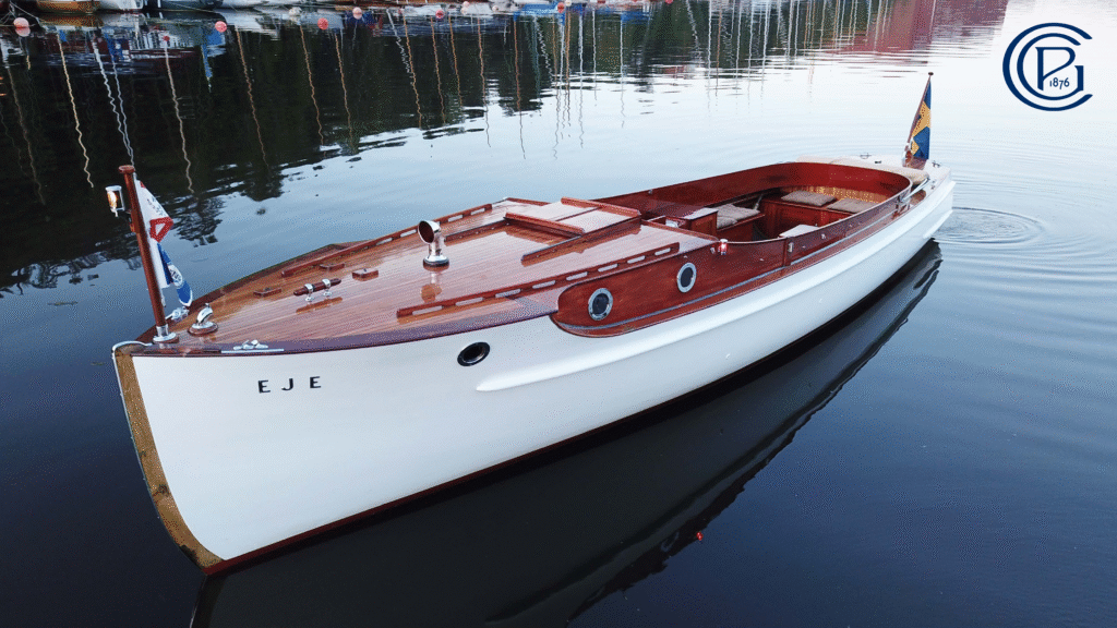 Eje – en motorbåt vars linjer förkroppsligar den ”typiska Petterssonbåten”, med det så kallade ”örat” – Carl Gustaf Petterssons karakteristiska rundade övergång mellan fördäck och skarndäck. Foto: Andreas Olsson