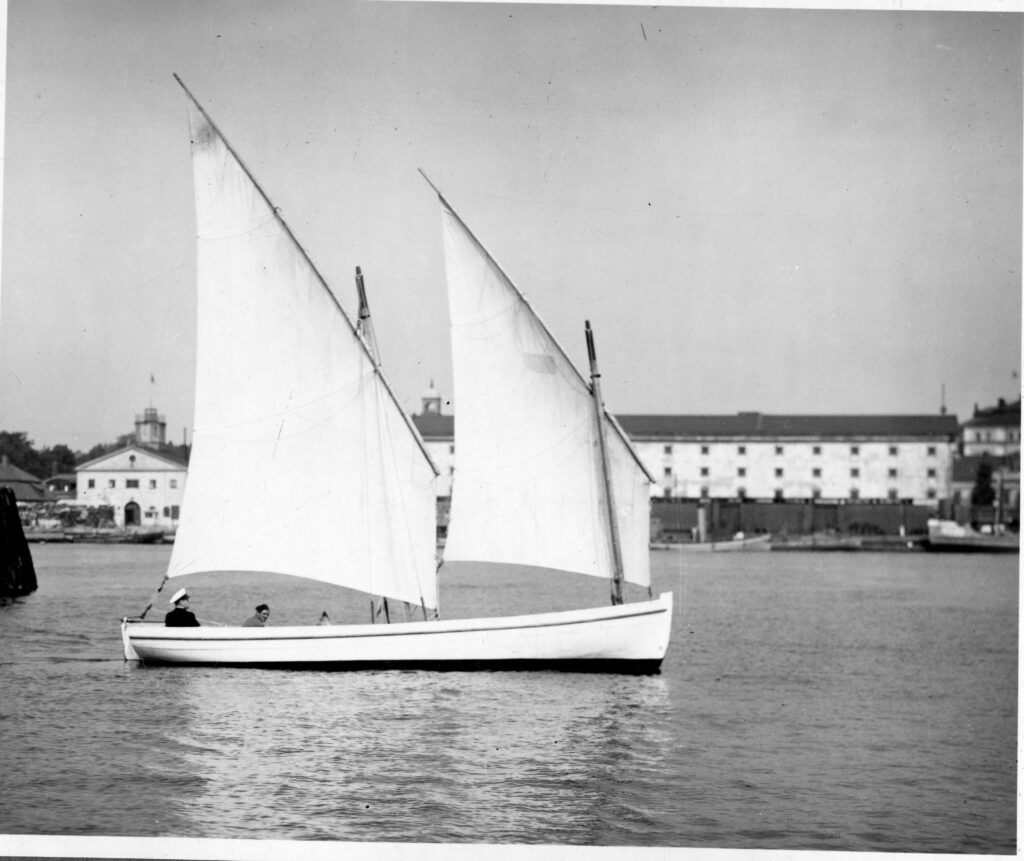 På Digitaltmuseum hittar man följande bild med motivbeskrivningen: “Riggad bark under segel. Slupen Falken, byggd 1830, tillhörde linjeskeppet Försiktigheten”. Foto: Okänd fotograf / Marinmuseum