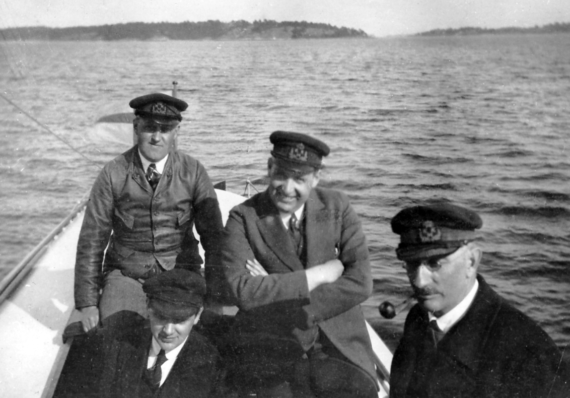 Längst till höger syns Carl Gustaf Pettersson med sin pipa och KMK-skepparmössa, ombord på Elisabeth (1925). Foto: Sjöhistoriska museet