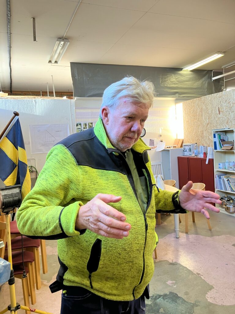 Anders Hellström, ordförande i Västerviks Träbåtsförening, i Träverkstan på Båtvägen. Foto: Lars Beckman