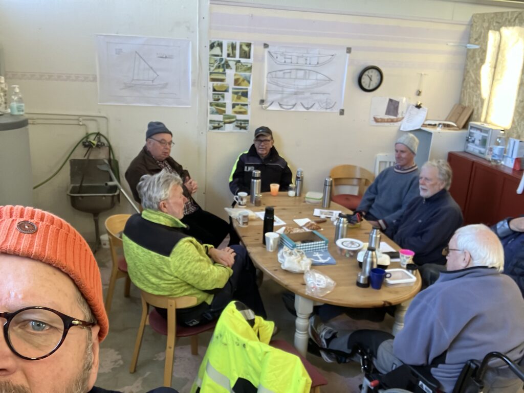 Samtal över kaffekopparna – en stor del av besöket ägnades åt ett långt och givande erfarenhetsutbyte runt kaffebordet. Foto: Lars Beckman
