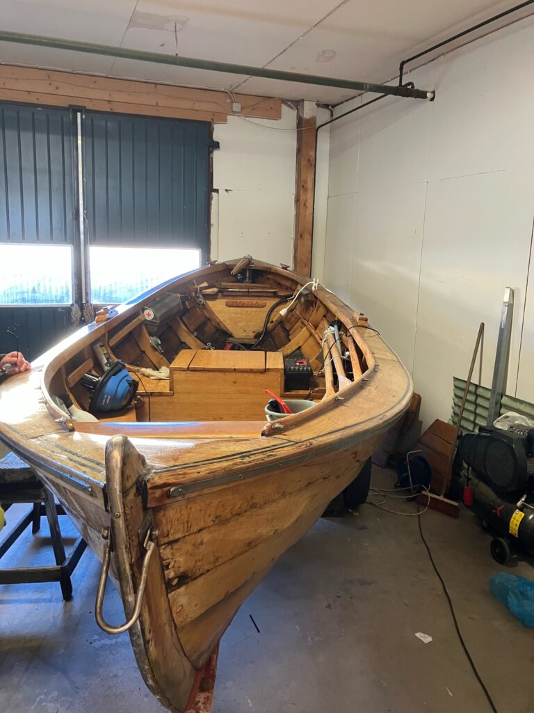 Märta i Västervik, byggd på Vinö för ålfiske. Lägg märke till de strategiskt placerade knädäcken. Ägare: Ulf Andersson. Foto: Lars Beckman