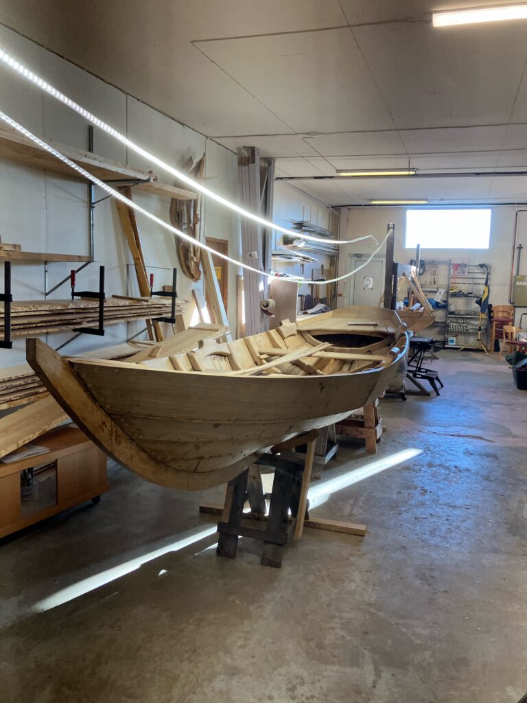 Tjustöka byggd av föreningen. Notera antalet bord – utfört på detta sätt av skattetekniska skäl. Foto: Lars Beckman