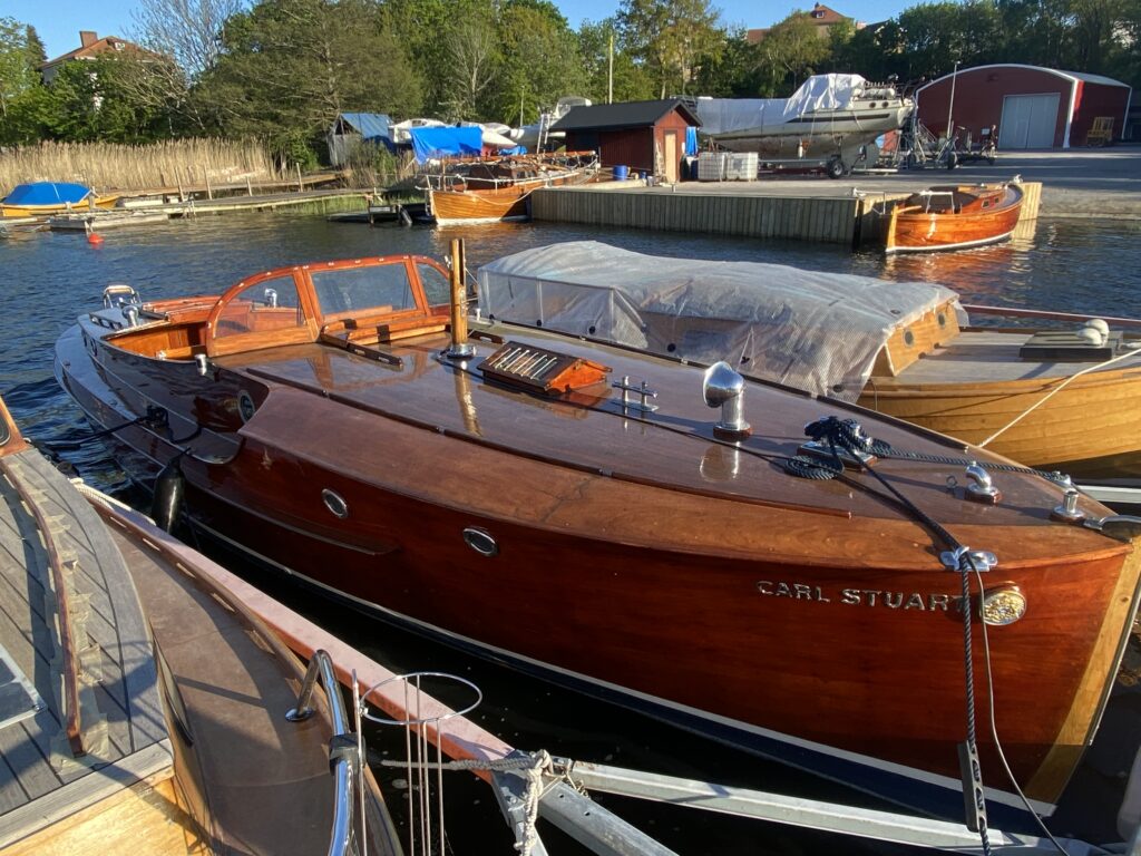 Motorbåten Carl Stuart från 1931, byggd vid Rosättra båtvarv utanför Norrtälje, är en välbevarad C.G. Pettersson-konstruktion med en intressant och väldokumenterad historik – även från tiden i militär tjänst. Foto: Martin Prieto Beaulieu