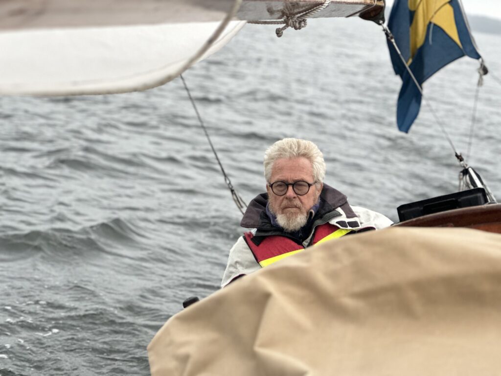 Tor Hedvall – tidigare central figur i Renoveringsfonden och ordförande i över 20 år, med ett livslångt engagemang för klassiska träbåtar. Med flera spektakulära räddningsaktioner bakom sig är han i dag en eftertraktad expert på området. Foto: Martin Prieto Beaulieu