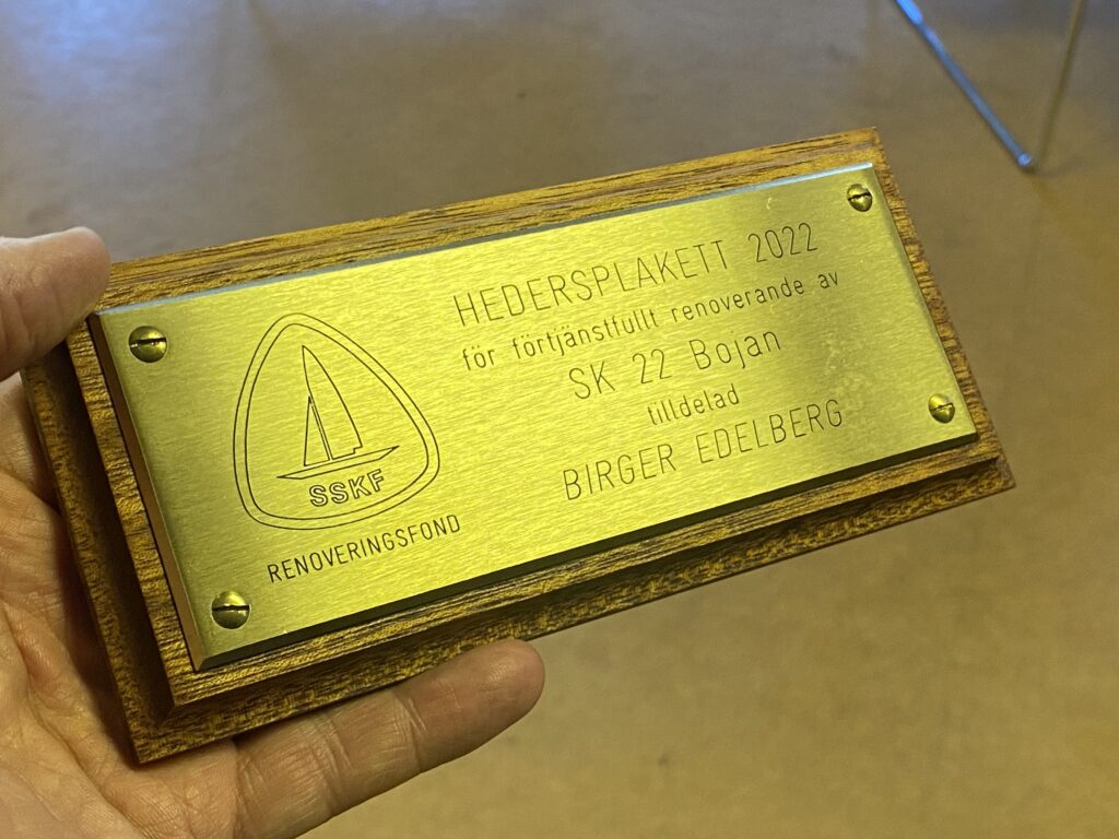 Renoveringsfonden har sedan 1993 delat ut en plakett för förtjänstfullt renoverande. År 2022 tilldelades den Birger Edelberg, Norrköping, för renoveringen av A22 Bojan, ritad av Gustaf Estlander 1919. Foto: Martin Prieto Beaulieu