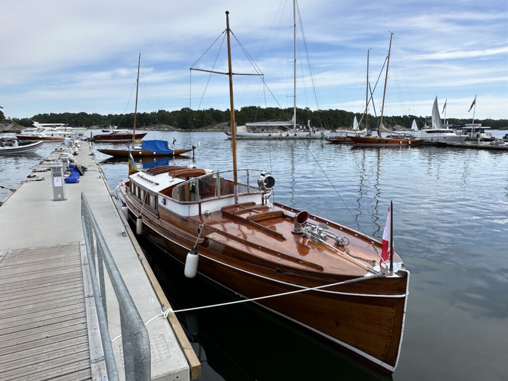 Naja, en salongsyacht på 12,3 meter, ritad av C.G. Pettersson och byggd 1916 vid Hästholmsvarvet i Nacka. Foto: Martin Prieto Beaulieu