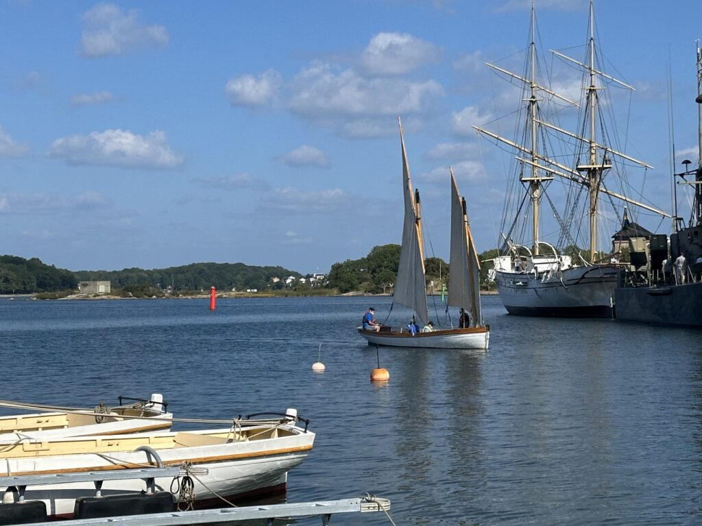 Barkassen Falken, byggd 1830, seglar fortfarande och syns här på väg in i hamnen vid Marinmuseum i Karlskrona. Det enda sättet att hålla båtkulturen levande är att segla och använda båtarna. Foto: Martin Prieto Beaulieu