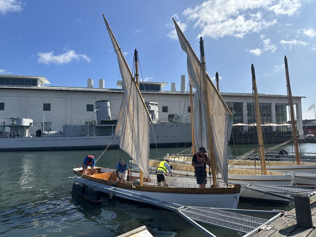 Barkasen, Falken Nr 73, byggd 1830 och har varit kappseglingsbåt i minst 147 år är imponerande. Längd 8,15 m, bredd 2,16 m, djupgående: 0,9 m. I bakgrunden Tärnan och Ejdern. Foto: Martin Prieto Beaulieu