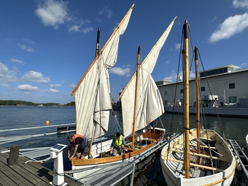 Genom att underhålla och segla båtarna kan man hålla kunskaper och traditioner vid liv. Till vänster barkassen Falken och till höger Tärnan. Foto: Martin Prieto Beaulieu