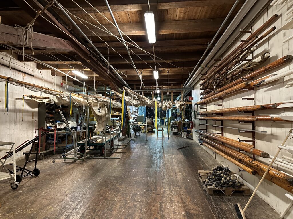 Barkassernas seglingsutrustning inne i skjulet. Allt har sin plats och är märkt med båtens namn. Foto: Martin Prieto Beaulieu