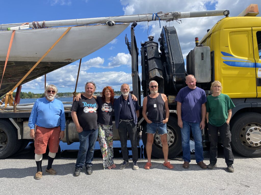 En av Renoveringsfondens mest uppmärksammade räddningsinsatser var S/Y Gandul, konstruerad av Axel Nygren år 1895. Båten seglades till Västervik för att delta i Classic Meet 2022, där Gandul överlämnades till Utbildningsrederiet för renovering. Från vänster Sven, Bengt, Sussie, Lars, Tor, Tommy, Lisa. Sail Yacht Society (SYS) uppmärksammade insatsen med sitt vandringspris för förtjänstfulla insatser 2022 till Tor Hedvall (då ordförande i Renoveringsfonden) och Lars Nordlund. Foto: Martin Prieto Beaulieu