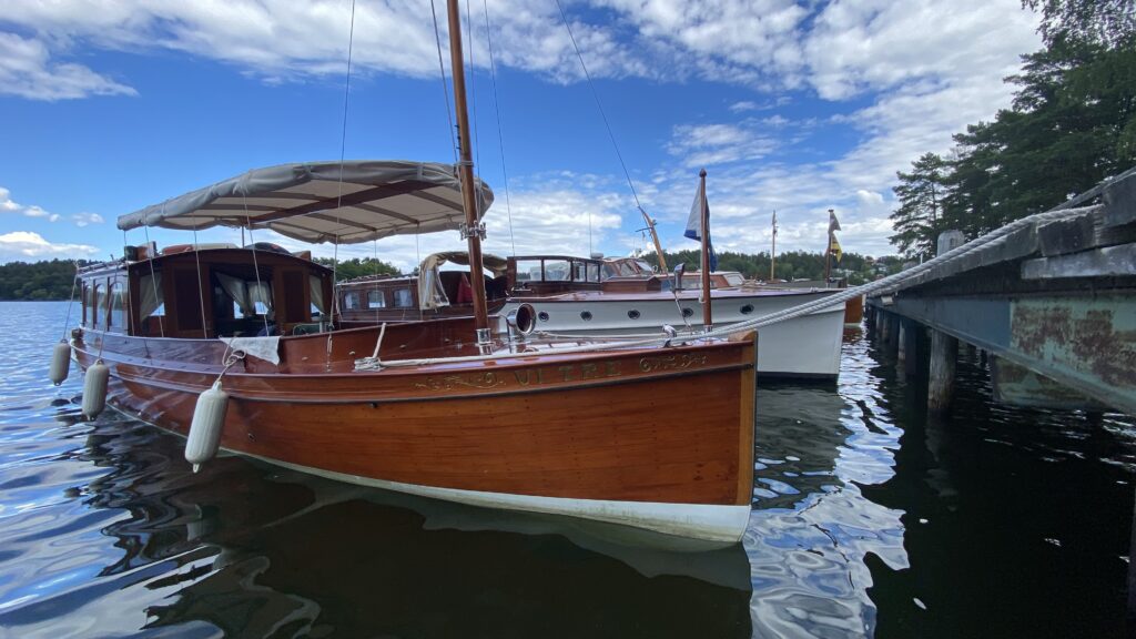 M/Y Vi Tre från 1907 konstruerades av Carl Gustaf Pettersson och byggdes i hondurasmahogny av AB Gustaf Ericssons automobilfabrik i Stockholm. Foto: Martin Prieto Beaulieu