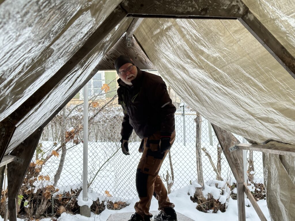 SSKF:s ordförande Hans “Hasse” Samuelsson tvekar inte en sekund när det gäller att rycka ut och hjälpa en segeljakt i nöd. Foto: Martin Prieto Beaulieu
