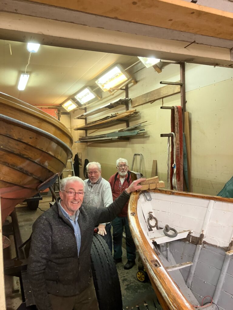 Kent, Bengt och Christian lägger fullt fokus på att säkerställa Elises goda skick. Foto: Lars Beckman