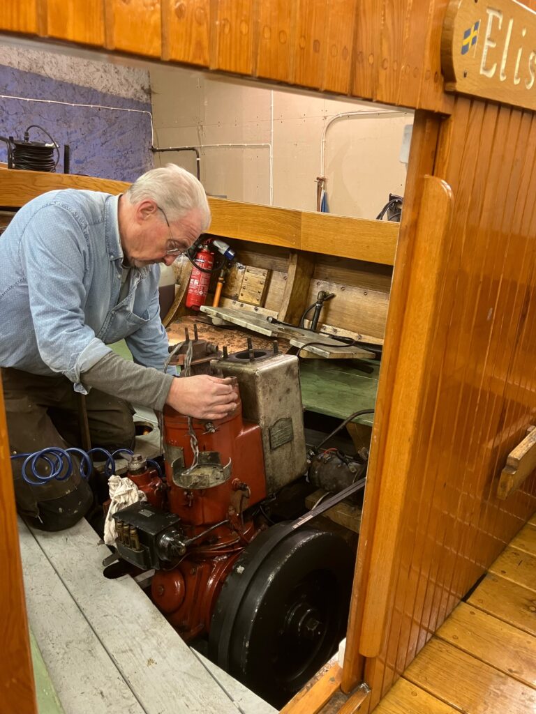 Kent konserverar motorn på Elise. Foto: Lars Beckman