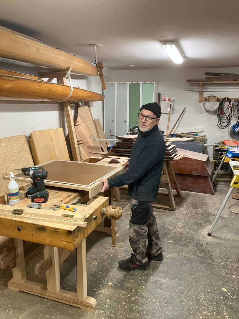 Anders arbetar med detaljer till Elises nya styrhytt. Foto: Lars Beckman