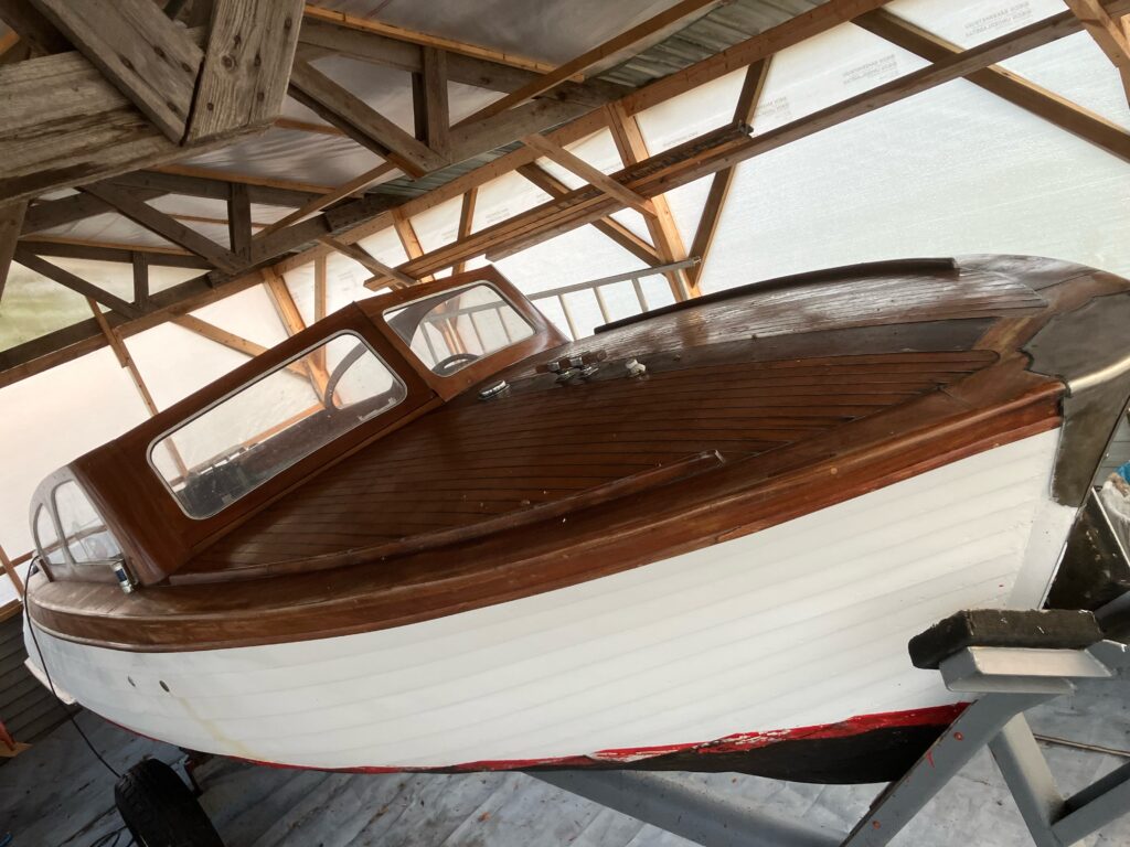 WTF:s sportbåt Irene får lite yttre kärlek när vårdagarna kommer. Foto: Lars Beckman