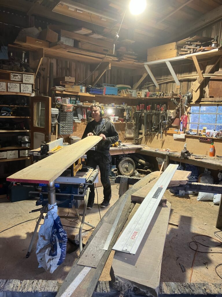 Johan tar fram material inför nytillverkning av spant till femhuggaren. Foto: Lars Beckman