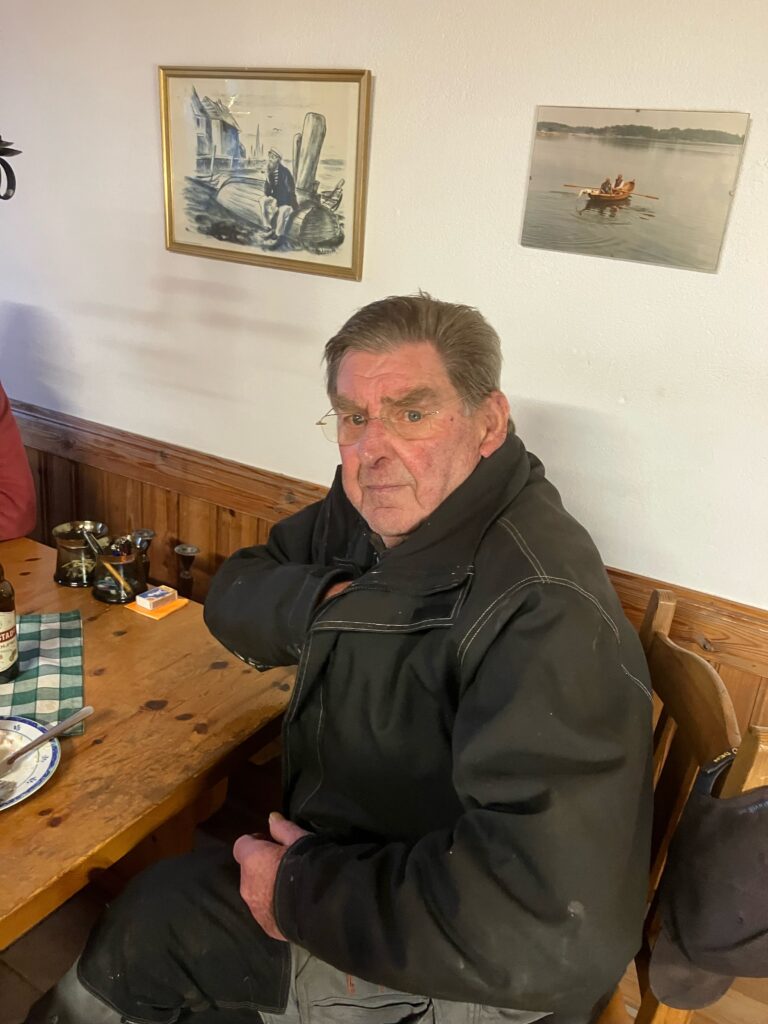 Petri behandlar delarna till Elises styrhytt. Foto: Lars Beckman