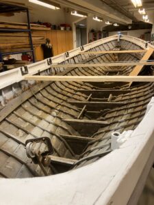 WTF:s åttahuggare, byggd i Karlskrona och enligt uppgift daterad till 1953, restaureras med hjälp av Valdemarsviks kommuns AME. Foto: Lars Beckman