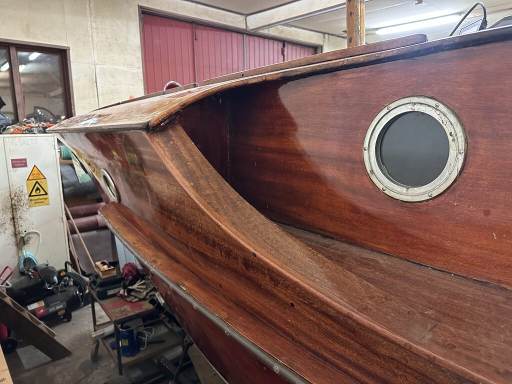 Det karakteristiska ”örat” – C.G. Petterssons rundade övergång mellan fördäck och skarndäck, ett av Petterssonbåtens typiska kännetecken. Foto: Martin Prieto Beaulieu