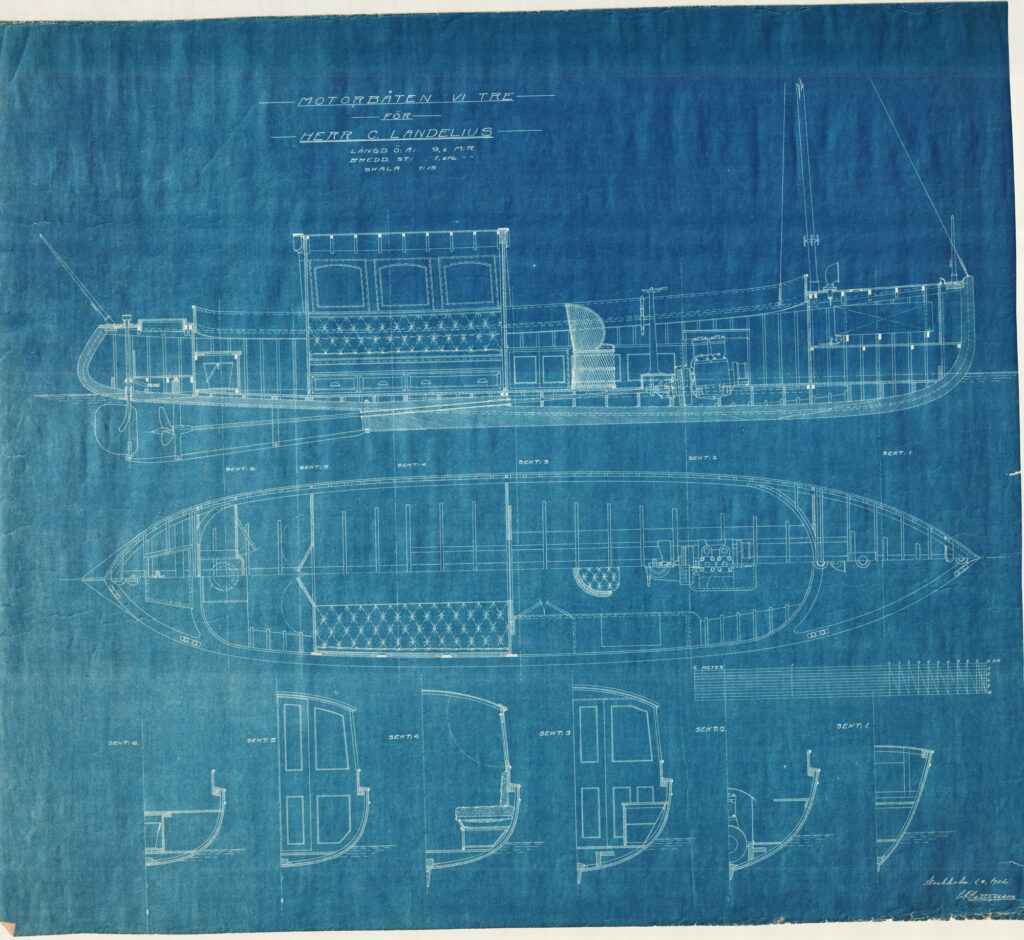 Originalritning för Vi Tre, daterad 1906 – C.G. Petterssons salongsbåt ritad för kamrer Conrad Landelius och byggd 1907 på Gustaf Ericssons Automobilfabrik (GEA) i Liljeholmen. Foto: Sjöhistoriska museet