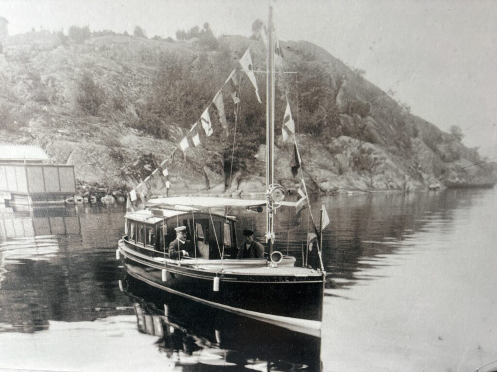 Vi Tre vid ett högtidligt tillfälle i skärgården – det kan ha varit nationaldagen, en kunglig födelsedag eller liknande – med hissad stor flaggning, även kallad ”flaggning över topp”. Foto: Privat