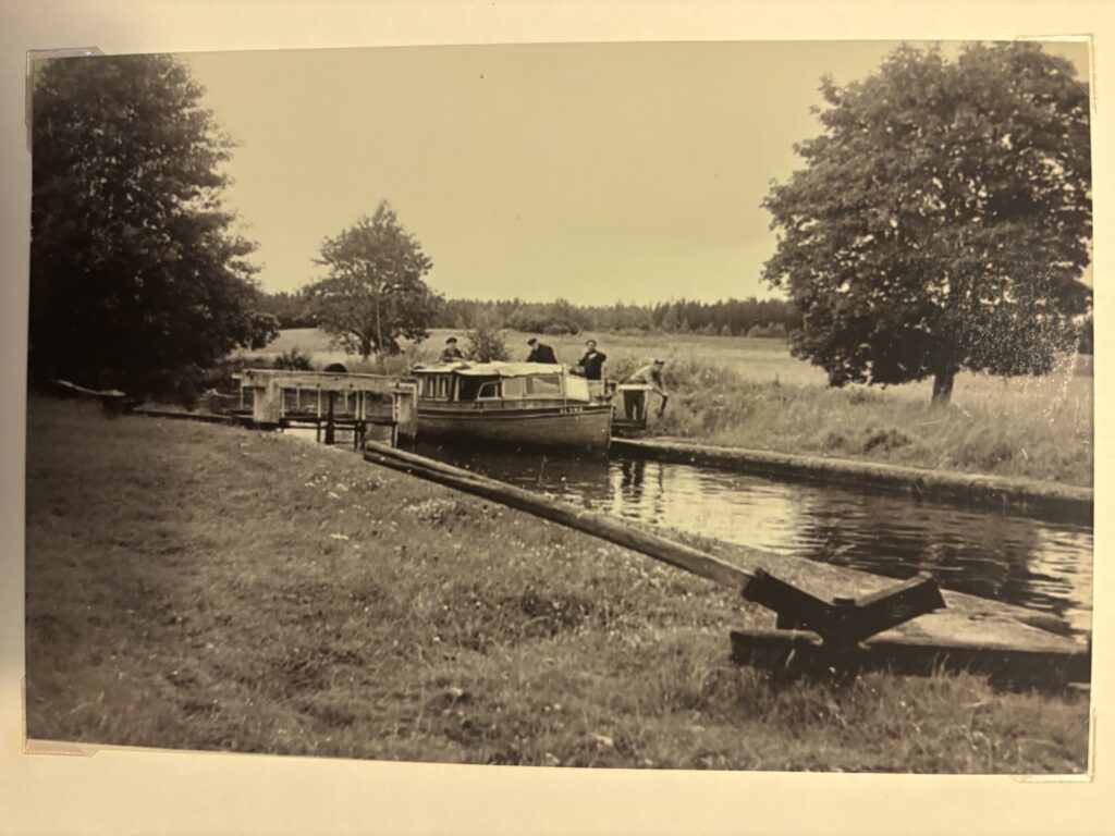 Kanalresa 1956 – Karl Andersson och sällskap tog Vi Tre genom Strömsholms kanal med sina 26 slussar, hela vägen upp till Smedjebacken. Foto: Familjen Andersson