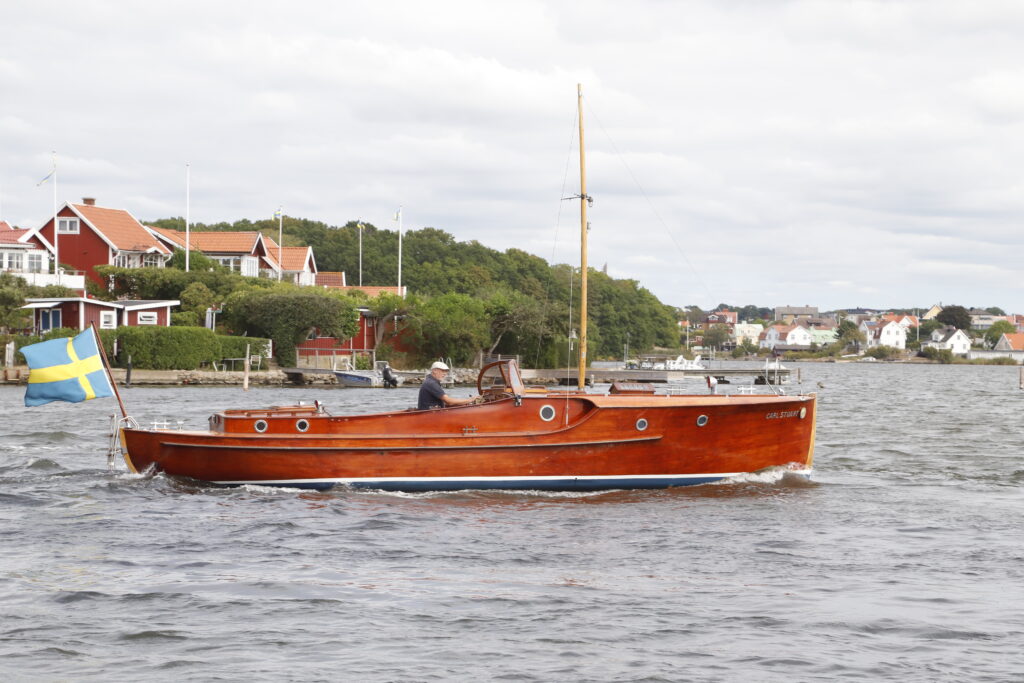 Båthistoriska Riksförbundets ordförande Dan Thorell, hemmahörande i Karlskrona och stolt ägare till en av CGP:s mest ikoniska motorbåtar, Carl Stuart (1931), är först att skicka budkaveln vidare. Foto: Privat